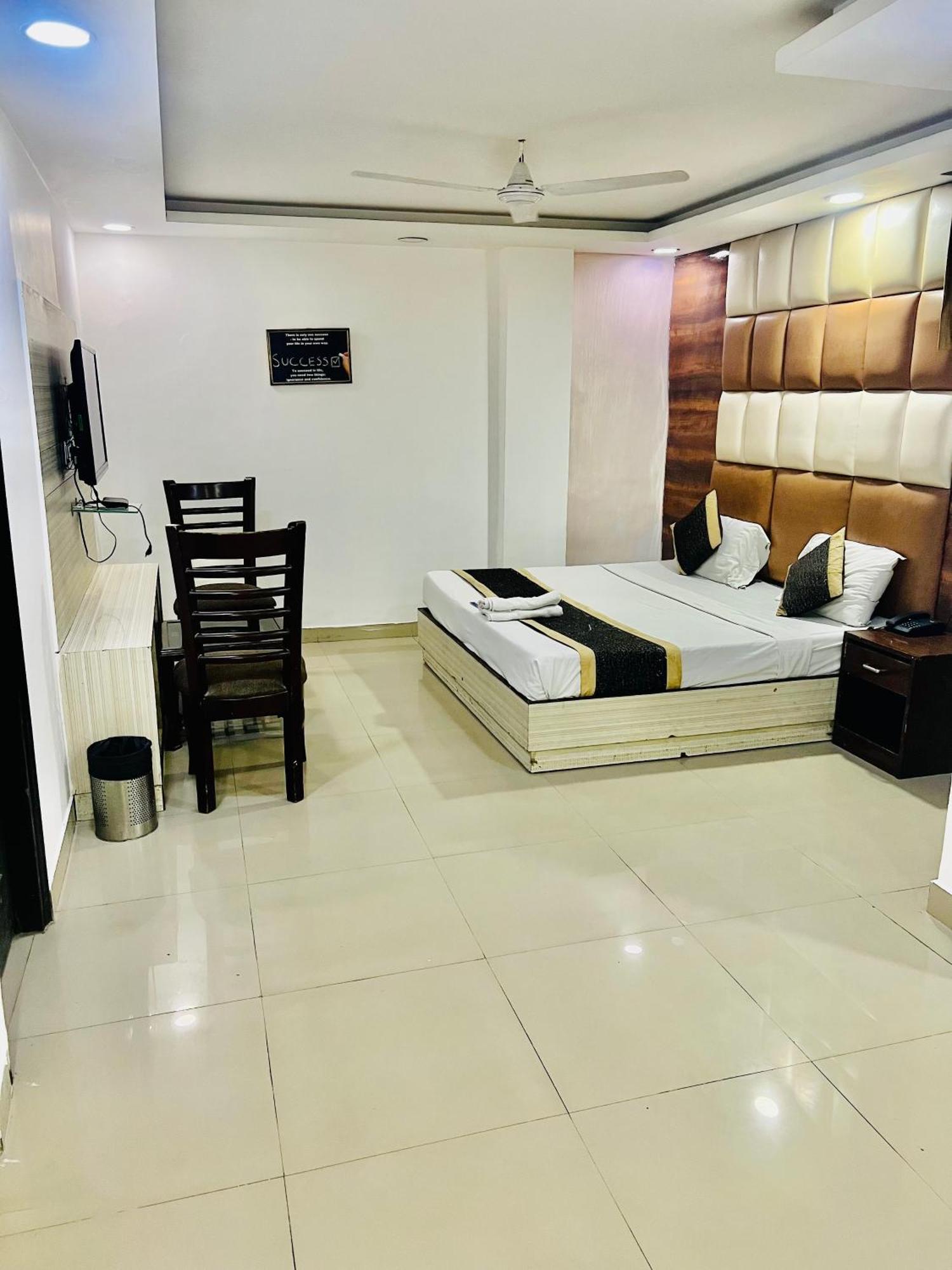 Hotel نيودلهي المظهر الخارجي الصورة